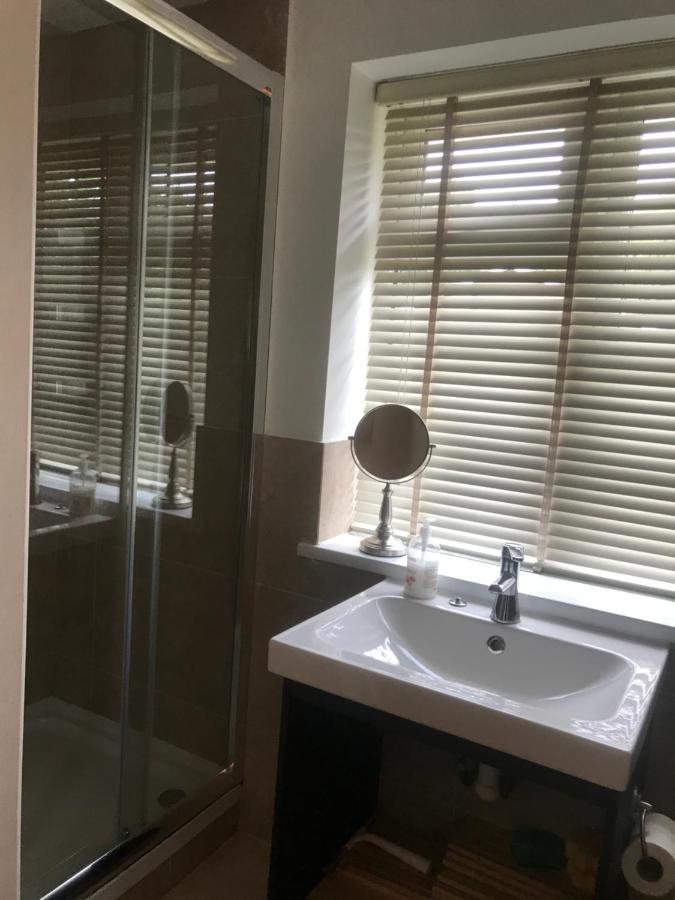 Large Private Room With En-Suite In The House For Professionals Staines-upon-Thames Exterior foto