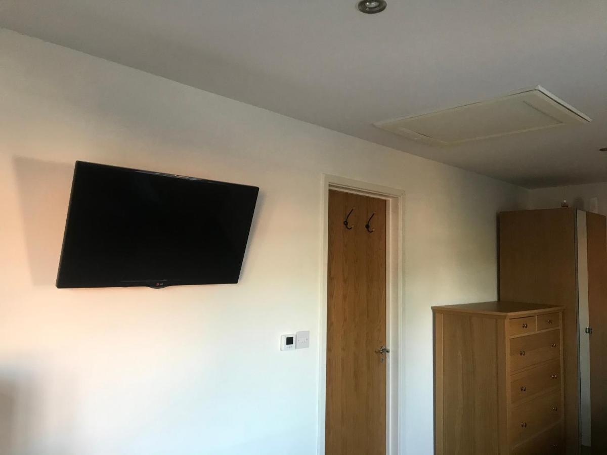 Large Private Room With En-Suite In The House For Professionals Staines-upon-Thames Exterior foto