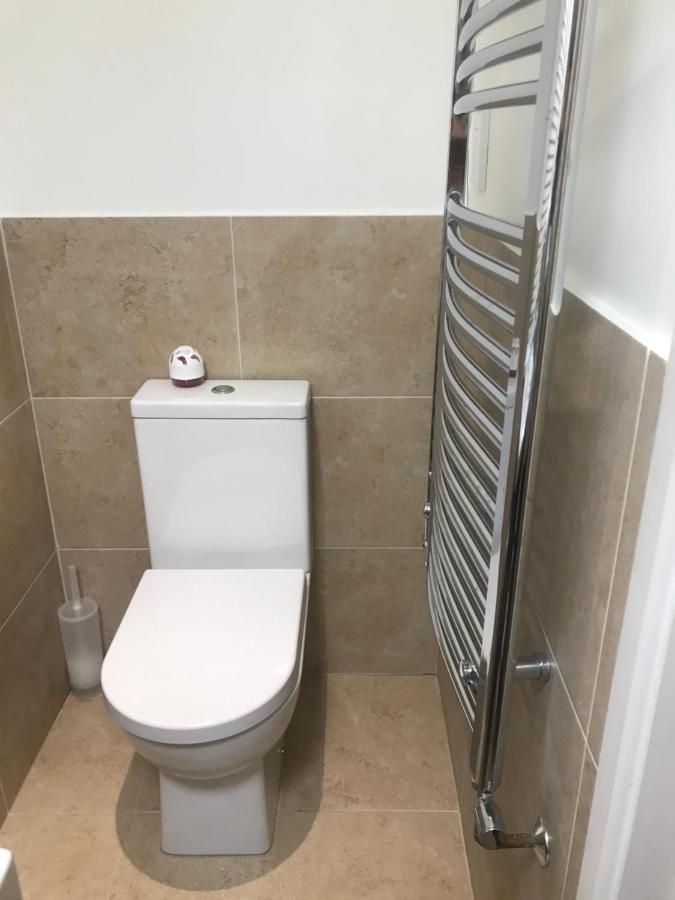 Large Private Room With En-Suite In The House For Professionals Staines-upon-Thames Exterior foto
